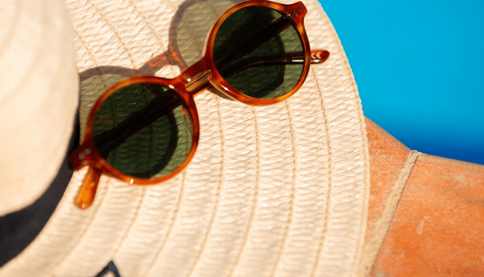 Lunette de soleil bord de piscine Lunette de soleil bord de piscine