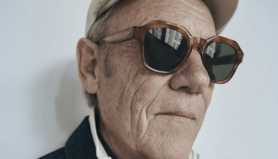 image homme avec lunette de soleil