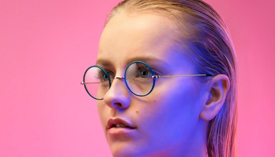 image femme avec lunette