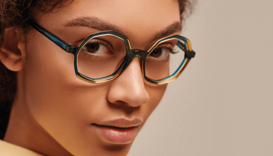 image femme avec lunette