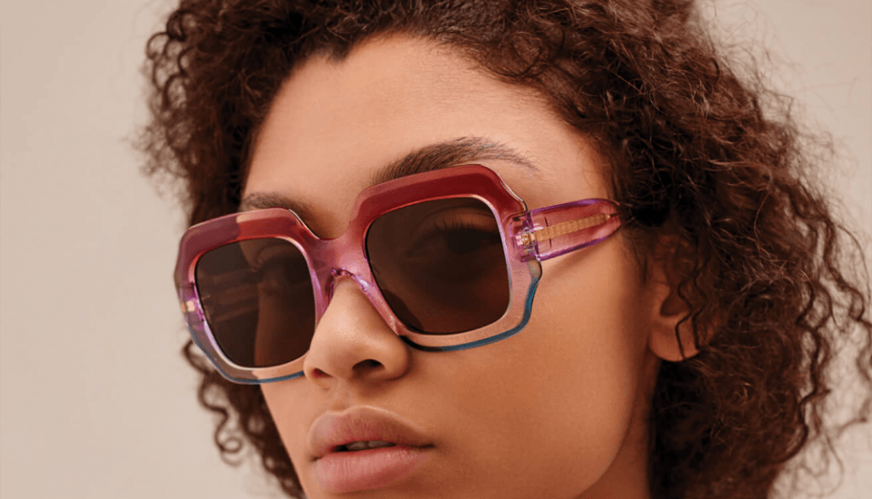 image femme avec lunette de soleil