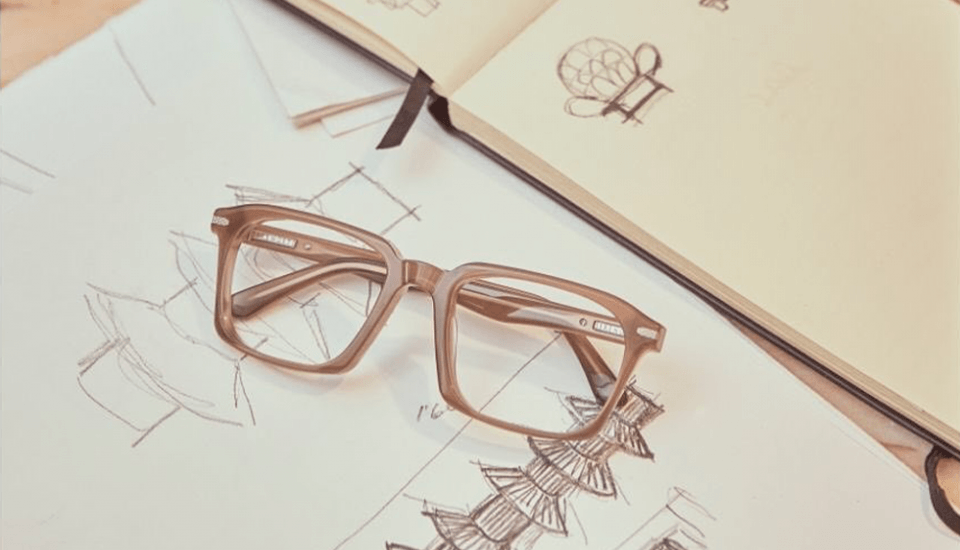 image lunettes posées sur du papier